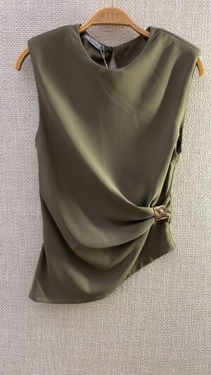 BLUSA ASSIMETRICA COM METAL