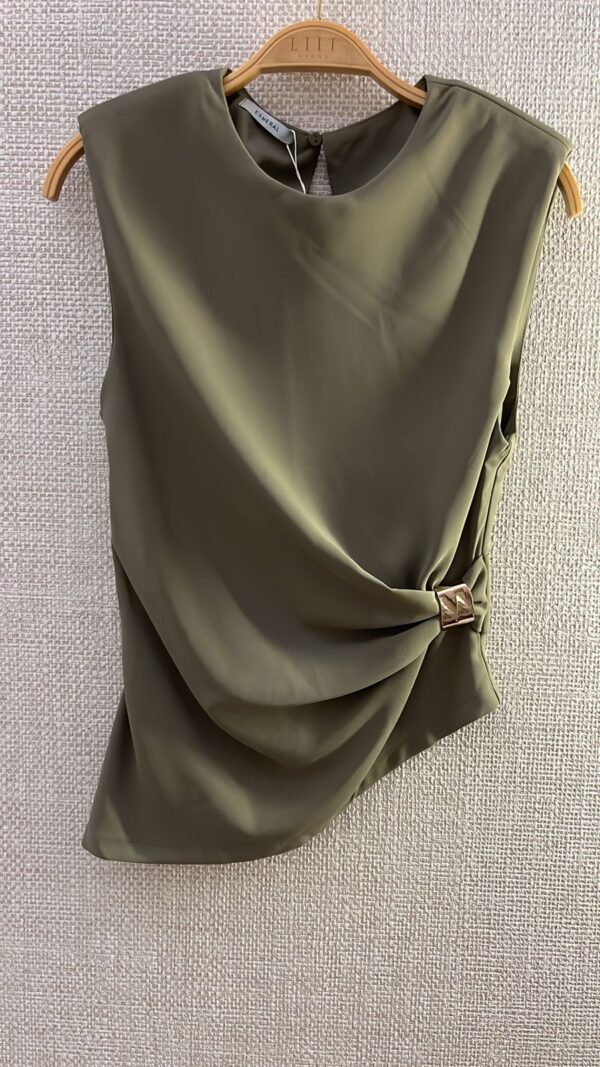 BLUSA ASSIMETRICA COM METAL